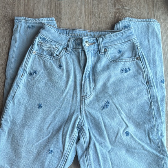 American Eagle Embroidered Mom Jeans in Light Wash - 00 Short - Picture 3 of 5